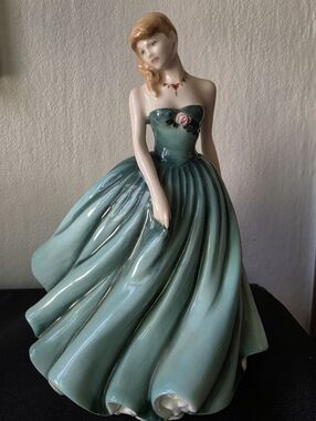 Royal Doulton Sarah Figurine HN 3978 Figure of the Year 2002